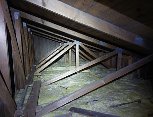 Zateplení stropu rodinného domu pomocí foukané izolace